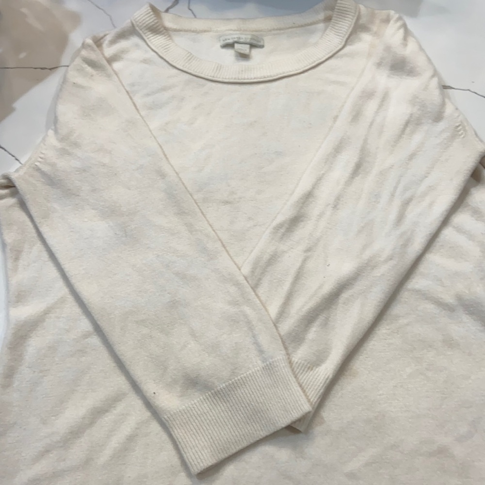 New York &company white long sleve shirt very soft color white good condition!!